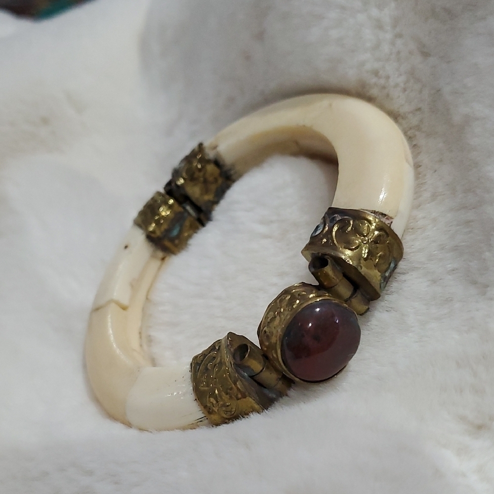Vintage Mediterranean Gold and Cream Bracelet